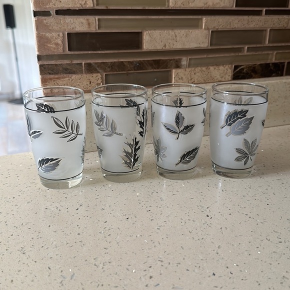 Vintage Set of Four Small Glasses - Picture 5 of 5